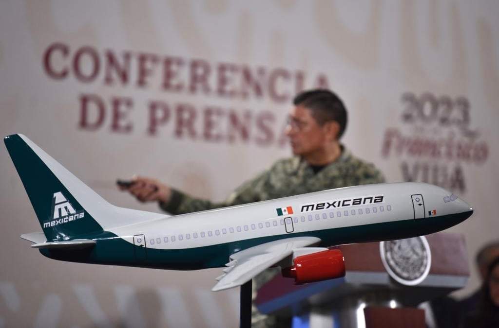El titular de la Sedena, Luis Cresencio Sandoval, presenta el avión de Mexicana de Aviación, la nueva aerolínea del Estado