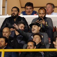 Inician investigación contra Maradona por su enfrentamiento con aficionados (Videos)