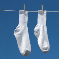 Que tus medias vuelvan a ser blancas: el truco de limpieza que las va a dejar como nuevas