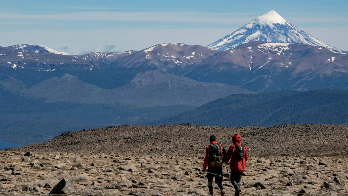 Turistas cerca del volcán Lanín. Fuente: (Twitter)