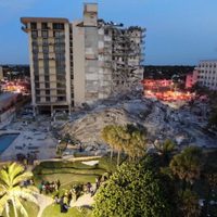 Sin causa aparente, colapsa parte de un edificio de 100 apartamentos en Miami (Video)