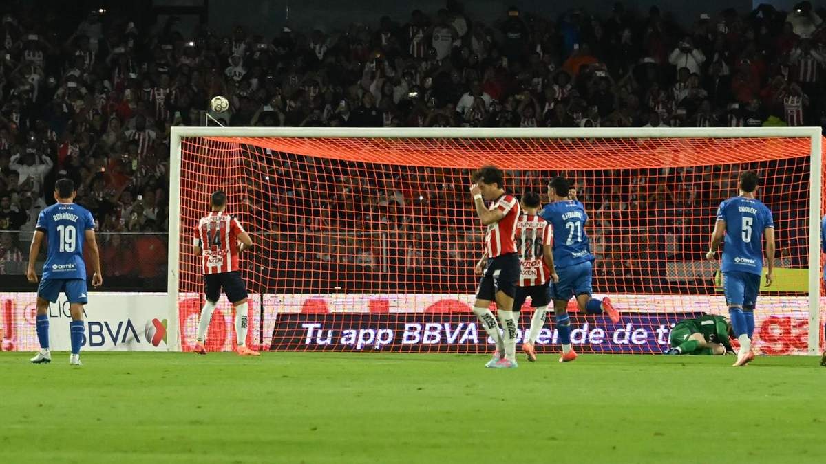 El penal fallado por Chicharito