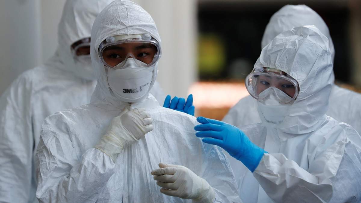 Personal de salud con trajes de protección contra el coronavirus. Fuente: (Twitter)