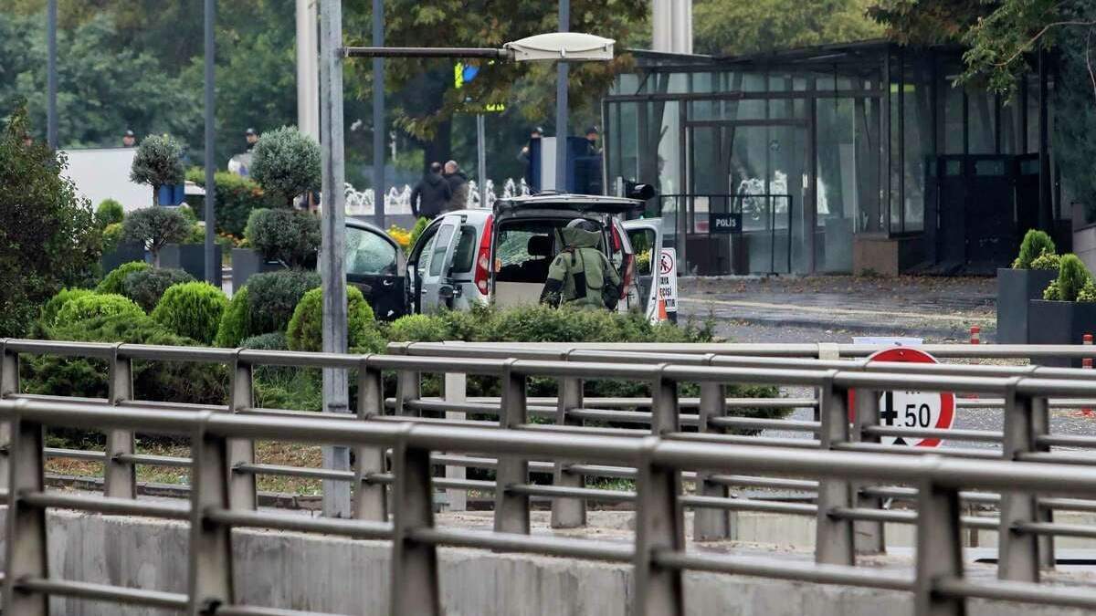 Policías y fuerzas de seguridad turcas acordonan una zona cerca de un auto tras una explosión en Ankara, el domingo 1 de octubre de 2023. Un agresor suicida detona un dispositivo explosivo en el corazón de la capital turca, Ankara, apenas unas horas antes de que el parlamento reanudara sus sesiones tras un receso estival. Un segundo agresor murió en un tiroteo con la policía