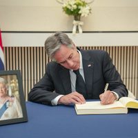 Blinken agradece el "liderazgo firme" de Isabel II en la firma del libro de condolencias