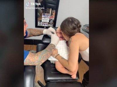 Desata polémica el video de una niña a la que le perforan las orejas para ponerle aretes