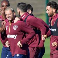 El entrenador del West Ham descarta la salida de Chicharito