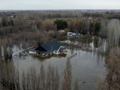 Residentes de la Isla El Porvenir en Centenario exigen medidas por la crecida del río