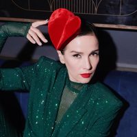 Natalia Oreiro deslumbra con un total red que juega con romance y poder