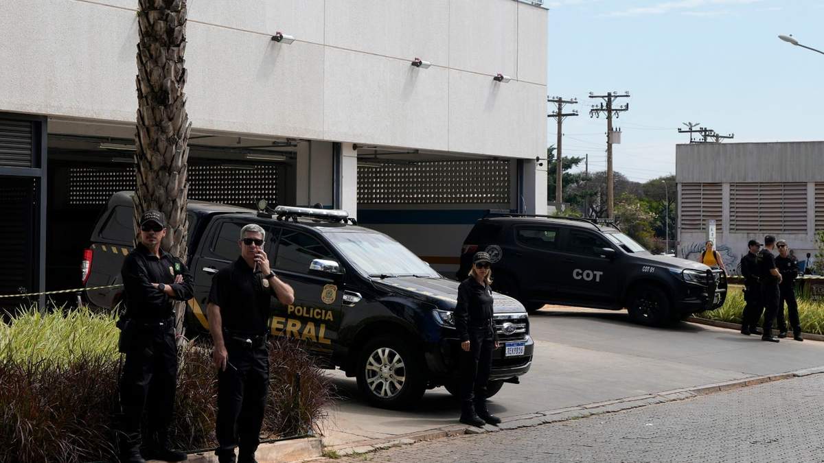Agentes de la Policía Federal están frente a la sede central de la fuerza minutos antes del arribo del expresidente Jair Bolsonaro al lugar