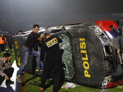 Dos altos cargos del club de futbol Arema, inhabilitados de por vida por estampida con 133 muertos