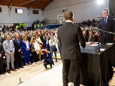 Claudio Larraza asumió como intendente de Plaza Huincul y volvió a criticar la transición