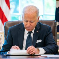 La caótica salida de Afganistán pasa factura a la imagen de Biden