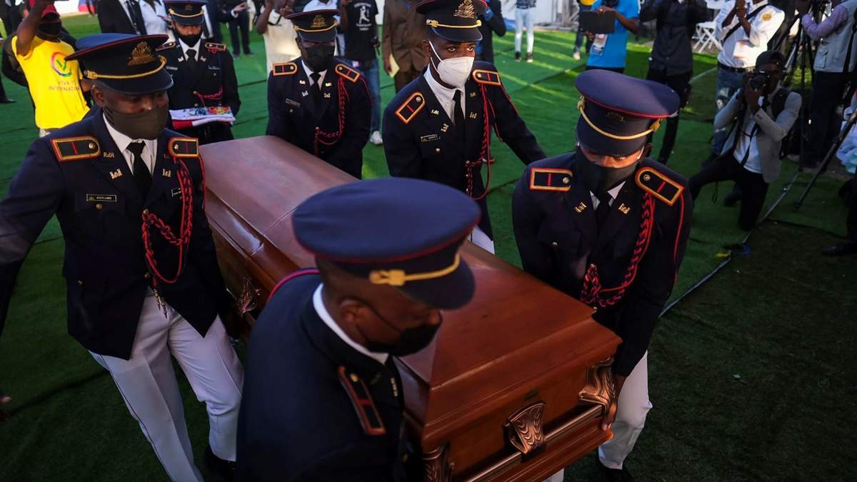 Guardia fúnebre carga el féretro de Jovenel Moise. Fuente: (Twitter)