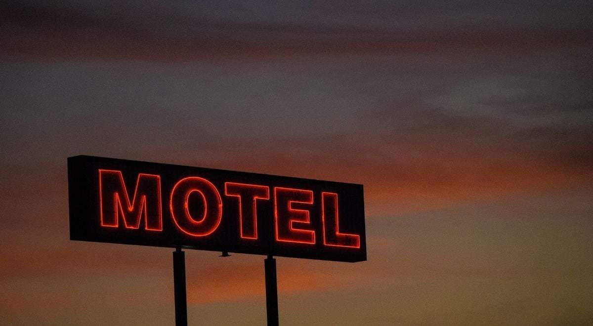 La menor fue llevada a un motel, donde el encuentro sexual fue grabado y fotografiado