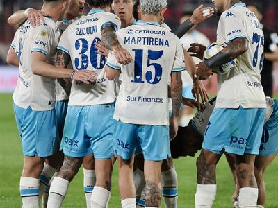Racing triunfó en Huracán y acortó distancias con el Globo
