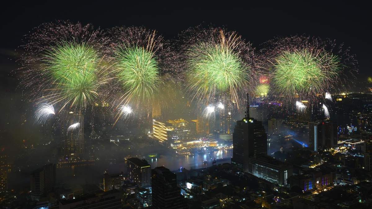 Fuegos artificiales iluminan el cielo sobre el Río Chao Phraya durante los festejos por el Año Nuevo, en Bangkok, Tailandia, el miércoles 1 de enero de 2025