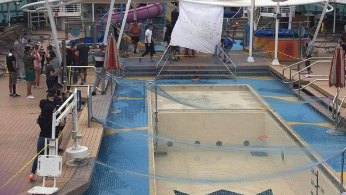 "¿Cuántos suicidios más necesitamos?", dice la pancarta en una protesta en mayo en el Majesty of the Seas