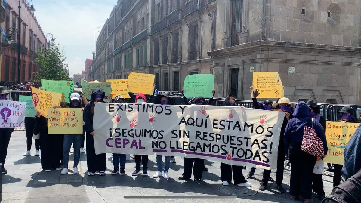 Mujeres protestan afuera de Palacio Nacional durante conferencia de Cepal sobre la Mujer