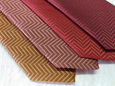 No tires las corbatas de tu abuelo: hacé esta bonita alfombra con un toque vintage para tu habitación