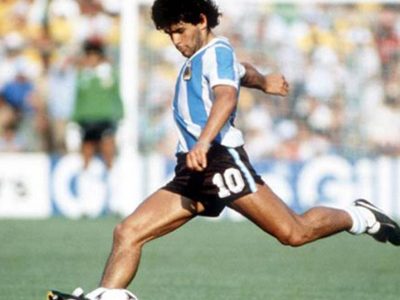 Subastaron la camiseta con la que Maradona jugó frente a Cipolletti