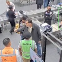 Fernández Noroña denuncia "grave agresión" en el aeropuerto… y el AICM lo desmiente con video