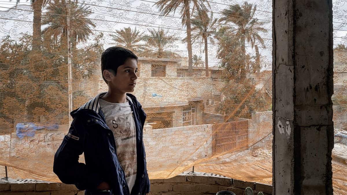 El niño actor iraquí Hussein Muhammad Jalil como As'ad en Jardines colgantes, de Ahmed Yassin Al Daradji