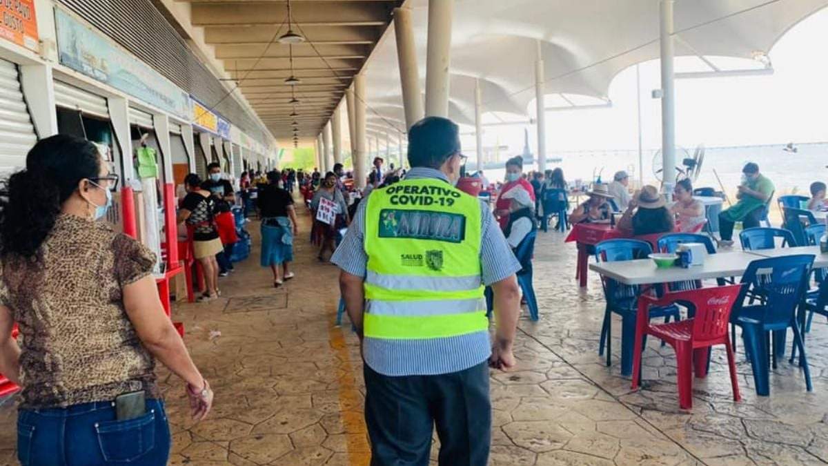 Funcionarios del gobierno de Campeche realizan un recorrido por un mercado