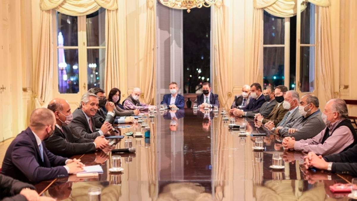 Gobierno junto al Consejo del Salario. Fuente: (Twitter)