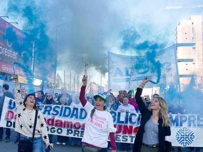Miles de personas marcharon en Neuquén en defensa de las universidades públicas