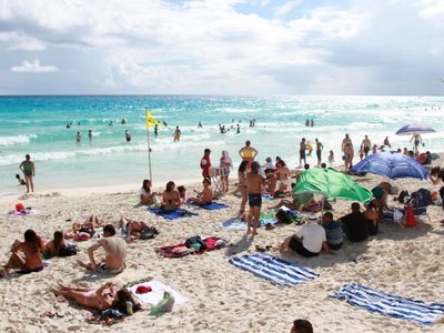 El gobernador de Quintana Roo dijo que el turismo era “esencial” y Cancún podría recibir turistas