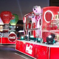 Caravanas navideñas de Coca-Cola violan la ley en siete estados con aval de autoridades locales
