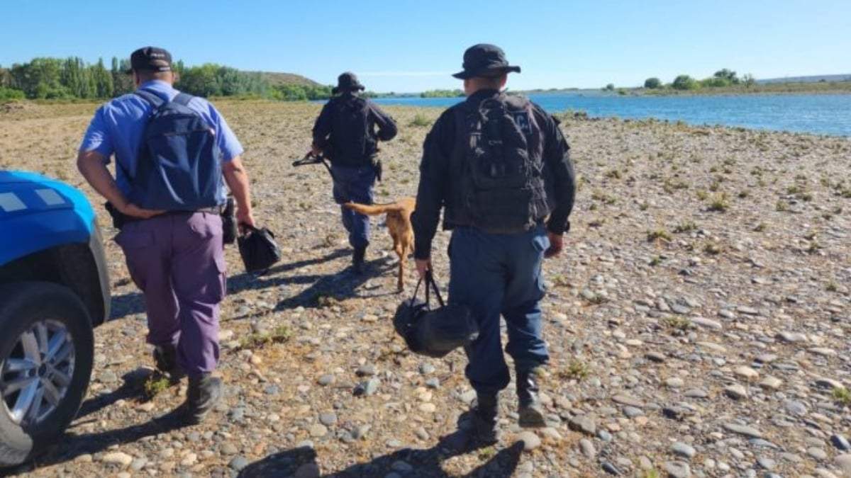 Oficiales policiales recorrieron la zona donde desapareció el pescador. Fuente: (Neuquén Informa)