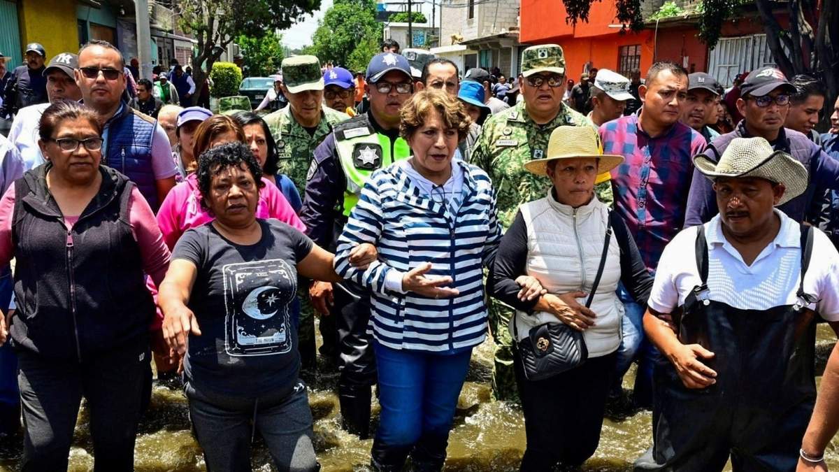 Delfina Gómez en la zona de inundaciones en Chalco