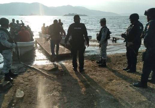 Policías realizan labores en Isla del Viejo Soyaltepec, donde acribillaron a cuatro personas y lesionaron a un menor