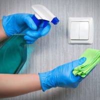 El secreto de las abuelas para dejar los interruptores de luz como nuevos en menos de 5 minutos