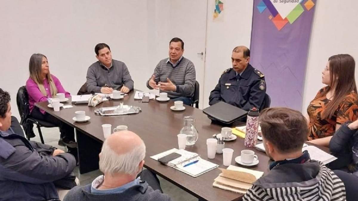 Reunión interinstitucional por amenazas en colegios. Fuente: (Gobierno)