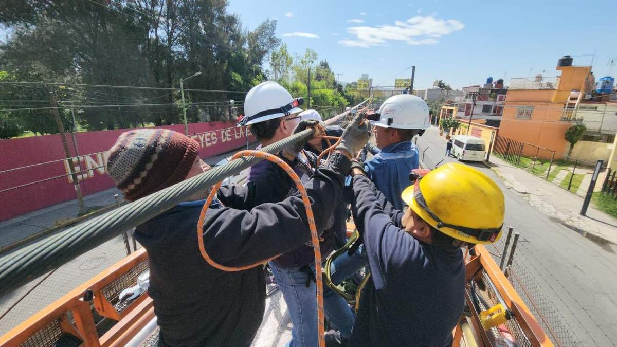 Labores de reinstalación del sistema de catenaria en la interestación de Los Reyes-La Paz de la Línea A del Metro
