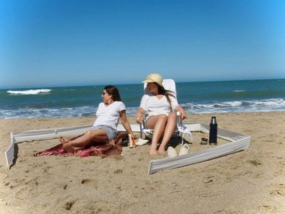 Para mantener el distanciamiento social, crean separadores para estar en la playa