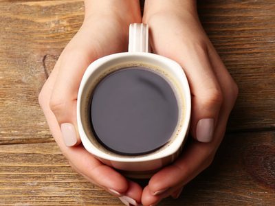 Qué significa que siempre te quede un sorbito de café en la taza, según la psicología: un gesto mínimo con un mensaje grande