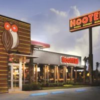 Hooters suspende el vuelo: la famosa cadena de alitas se declara en quiebra