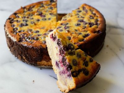 Torta de ricota y arándanos: la versión de postre más deliciosa para tomar mate en estos días de Invierno
