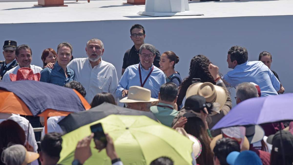 Manuel Velasco, Adán Augusto López, Ricardo Monreal, Luisa Alcalde y Andrés Manuel López Beltrán, en el momento que va pasando la mandataria