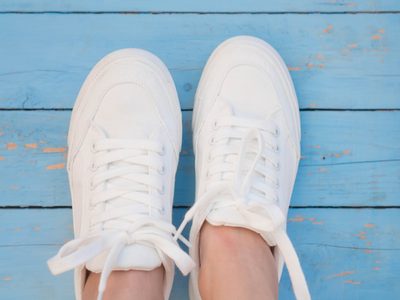Cordones como nuevos en pocos minutos: el truco fácil para limpiarlos sin esfuerzo