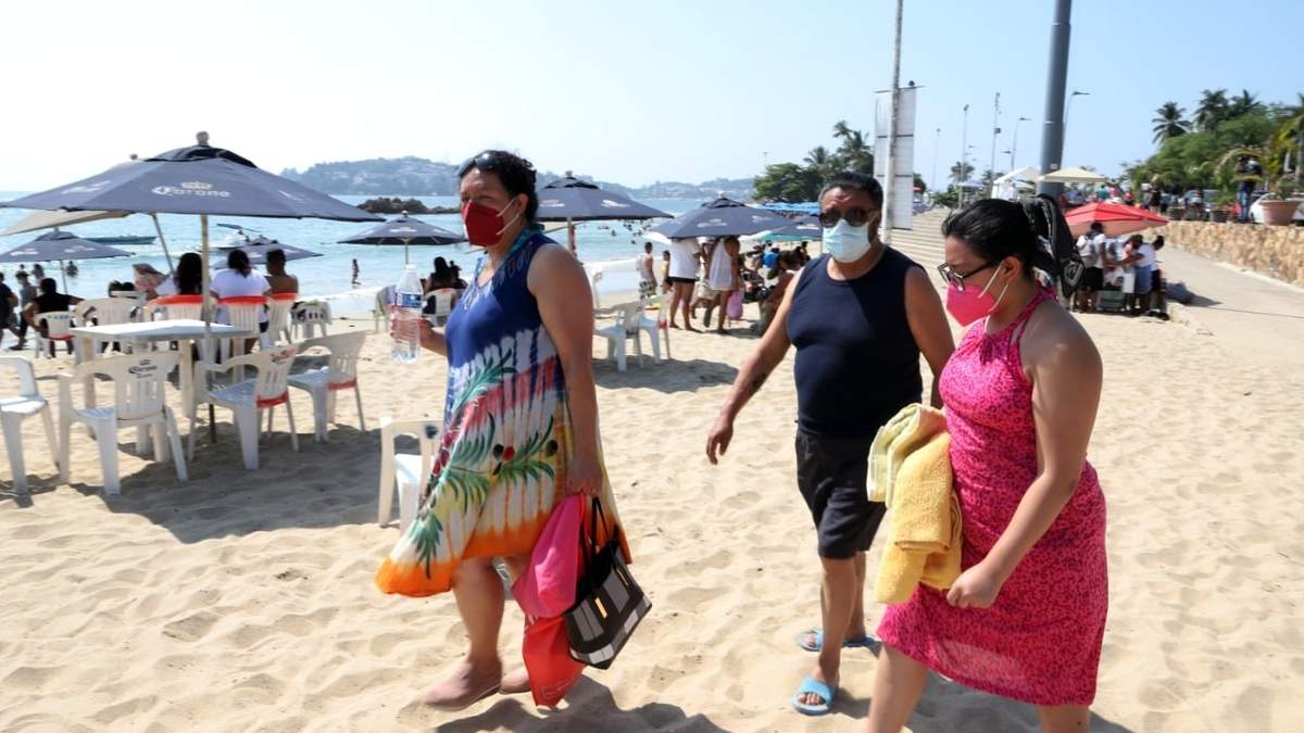 Vacacionistas en Acapulco en fin de semana largo