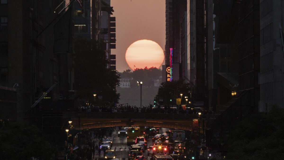El Sol se oculta entre los edificios de 42nd Street en Nueva York durante el fenómeno conocido como "Manhattanhenge" en 2023