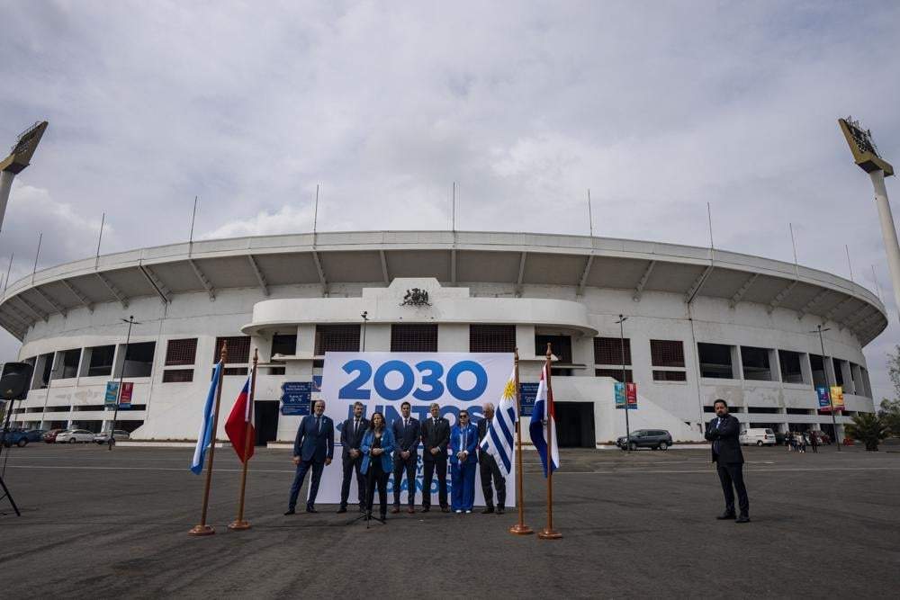 Tras la presentación de "Corporación Juntos 2030", el grupo que busca sede conjunta para Mundial 2030 posa afuera del Estadio Nacional, en Chile