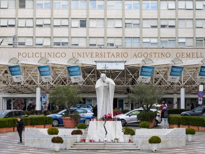 El papa seguirá en el hospital por un "cuadro clínico complejo"
