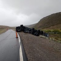 Volcó un camión cargado con peras a pocos kilómetros de Zapala