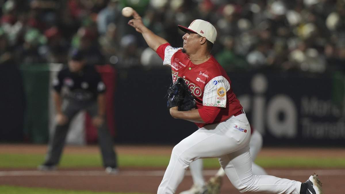 Ronald Medrano, lanzador mexicano, lanza frente a República Dominicana en la primera entrada del juego de béisbol en la Serie del Caribe